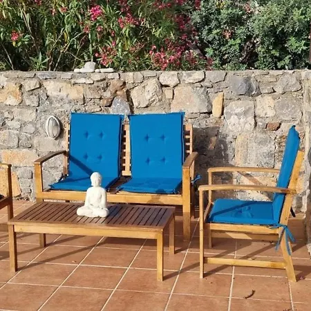 Вилла Plaka-sleeps4-parking-pool-hottub-seaviews *