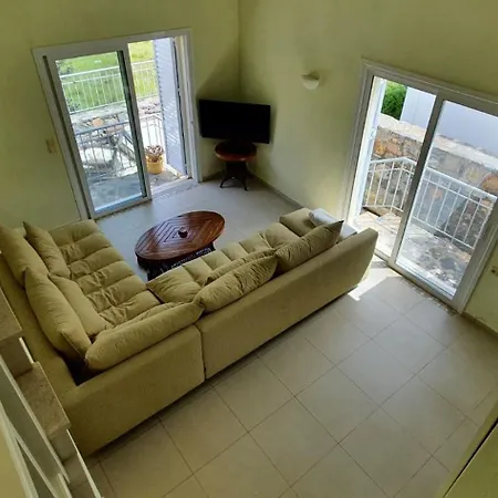 Plaka-sleeps4-parking-pool-hottub-seaviews Элунда