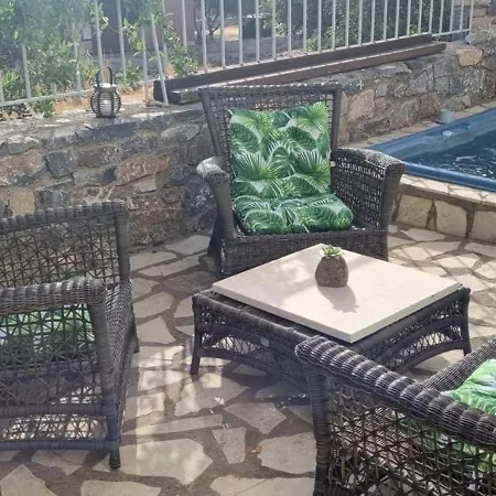 Plaka-sleeps4-parking-pool-hottub-seaviews * Элунда